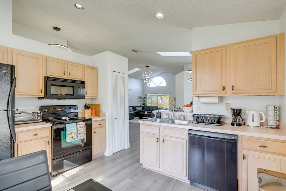 6 Mi to Disney World: Home w/ Large Yard!