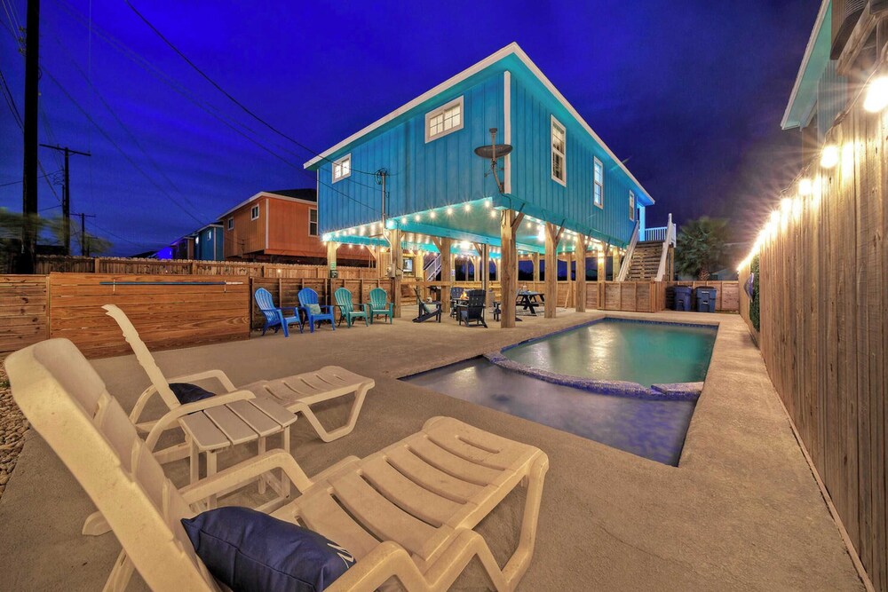 Sleeps 21, 2 Homes 2 Private Pools, Fire Pit, Swing Bar Walk to the Beach