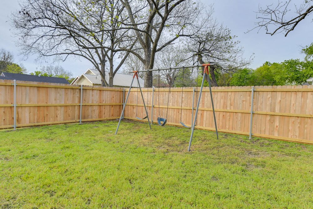 1 Mi to Dtwn Waco! Lovely Home w/ Fire Pit Table