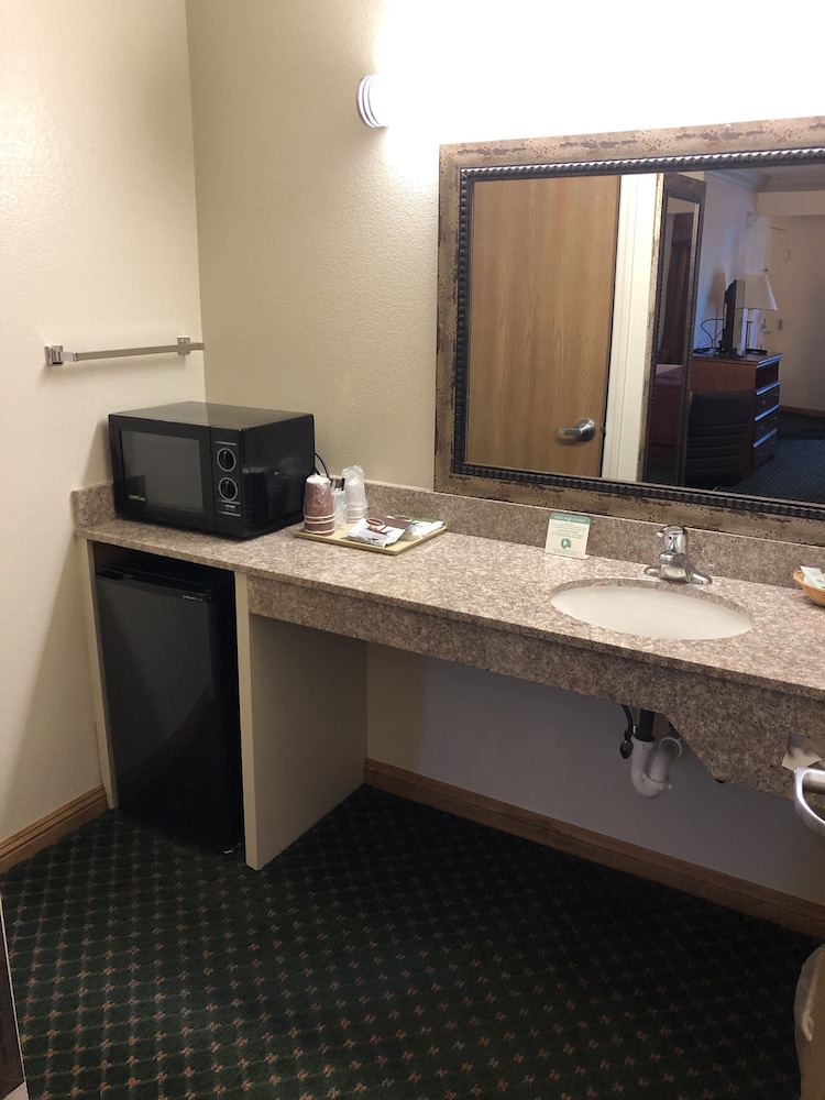 Cloverdale Wine Country Inn  Suites - Property Image 4