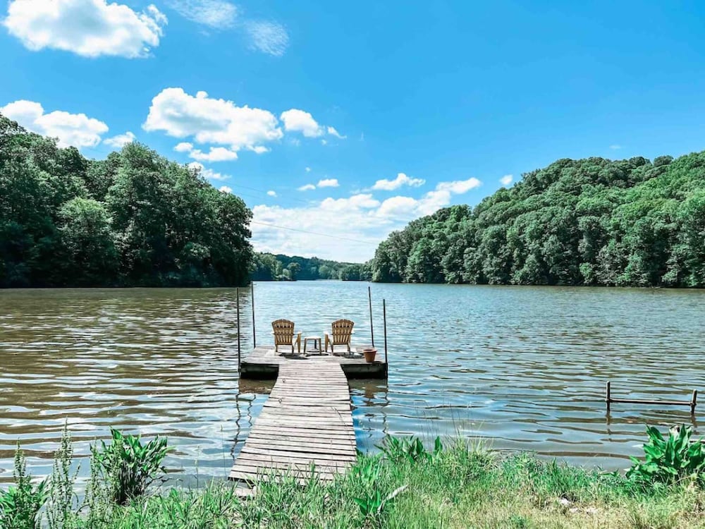 Lake Front Cabin Peaceful hot tub and Fire pit