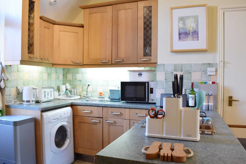 Charming 2 Bedroom Home 3 Near Arsenal Station