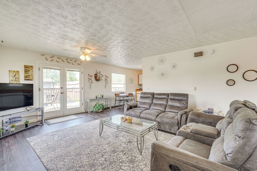 5 Mi to State Park: Mtn-view Apt in Anchorage
