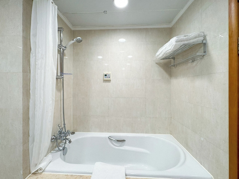 Tyms 2BR Apt Near ITC Xujiahui Line1 11