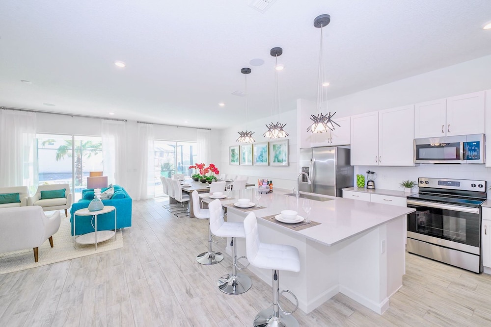 Upstay Mansion w Cinema Games Pool- Sleeps 26