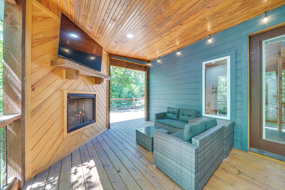 Creekside Cabin w/ Views & Hot Tub in Broken Bow