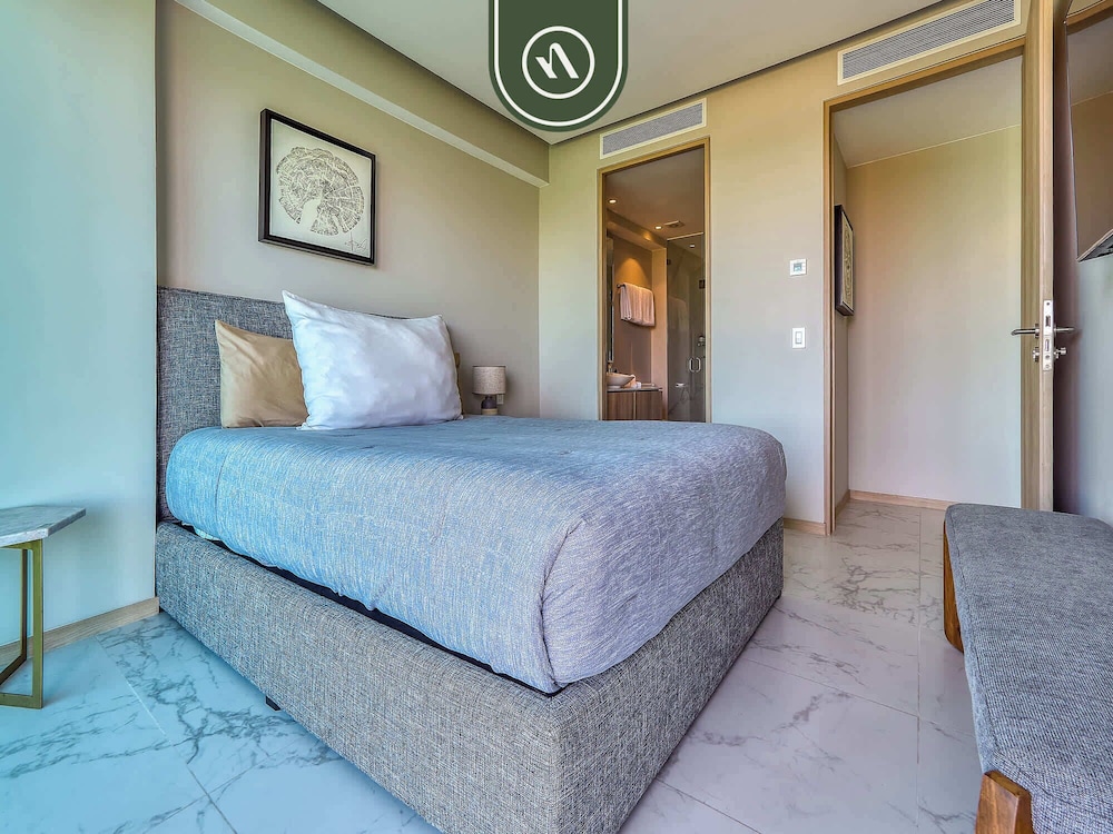 Luxury 3 BR Condo - Beach Access 1 Block Away