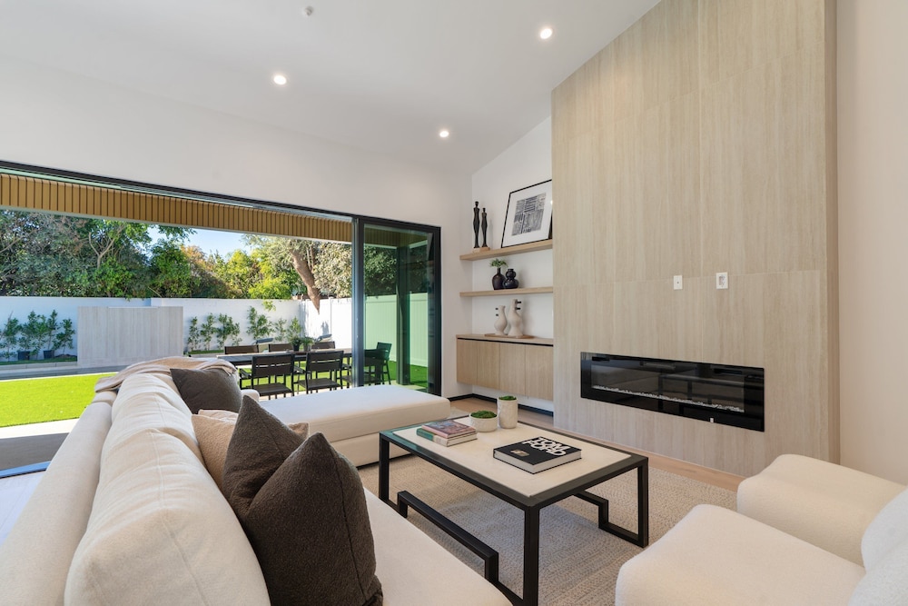 Noble Modern - Urban Sanctuary in Sherman Oaks With Poolside and Patio