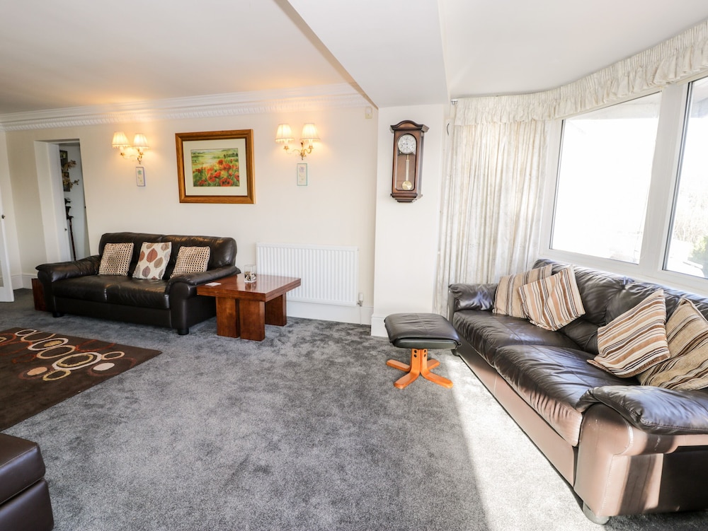 11 Glyn Garth Mews
