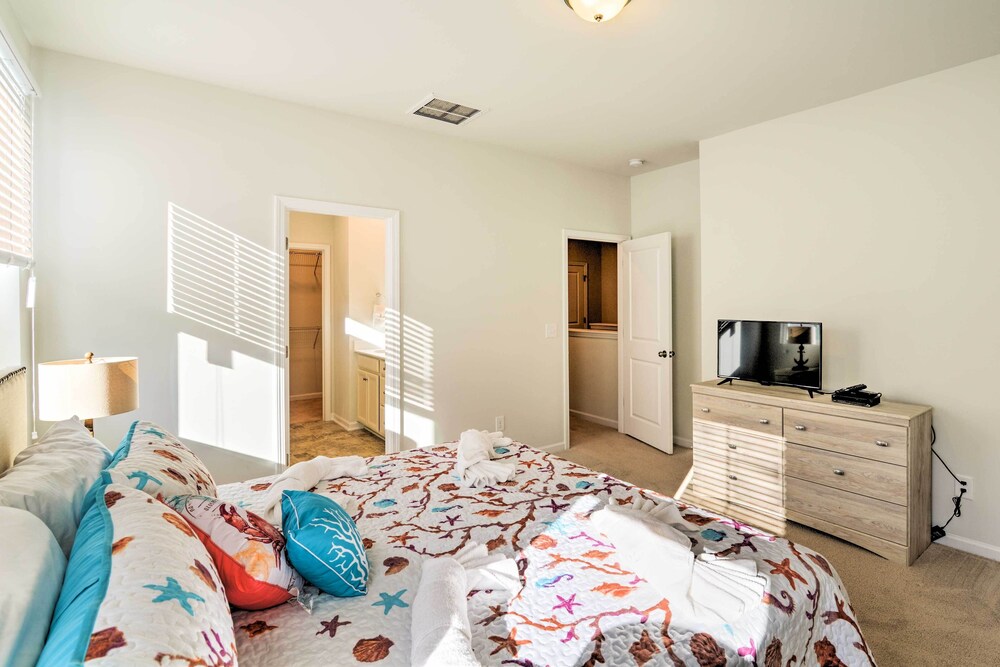 Colorful Myrtle Beach House: 2 Mi to Beaches!