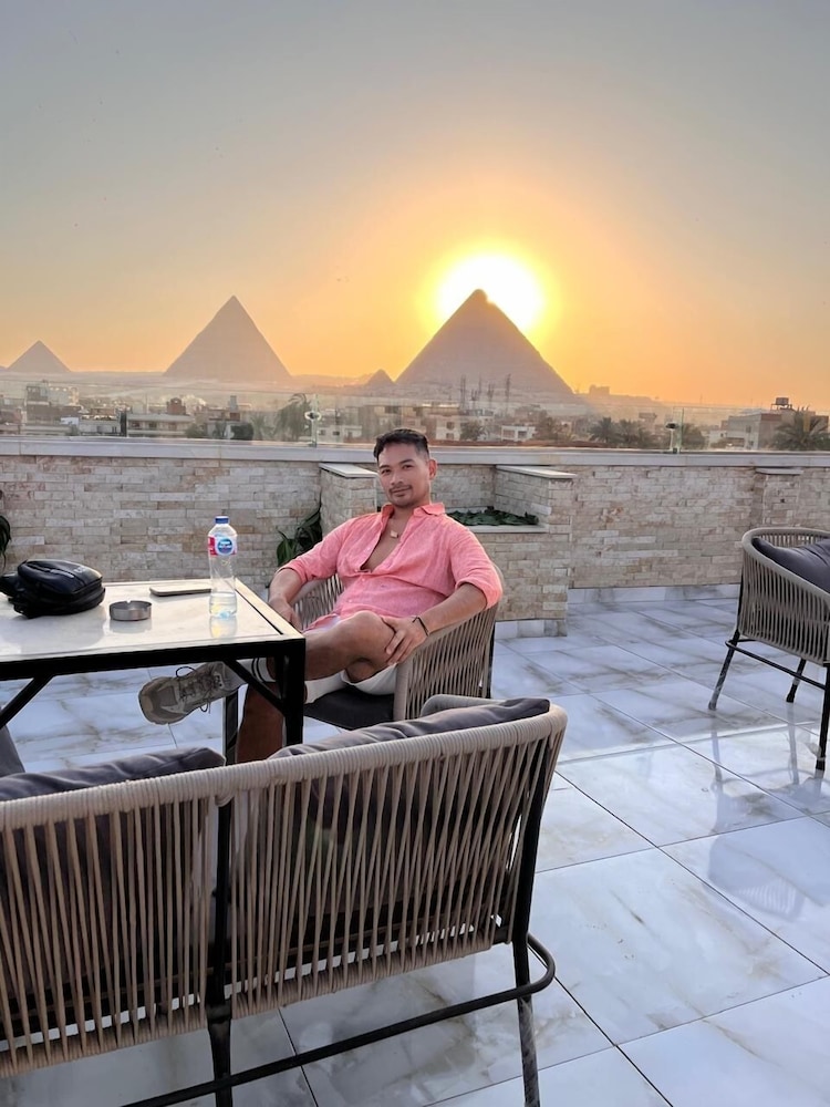 Point Pyramids View Inn