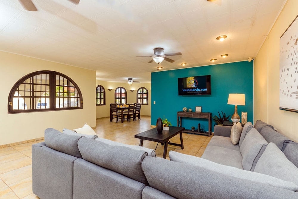 Beautiful 4BR 3BA Villa w Private Pool Jacuzzi