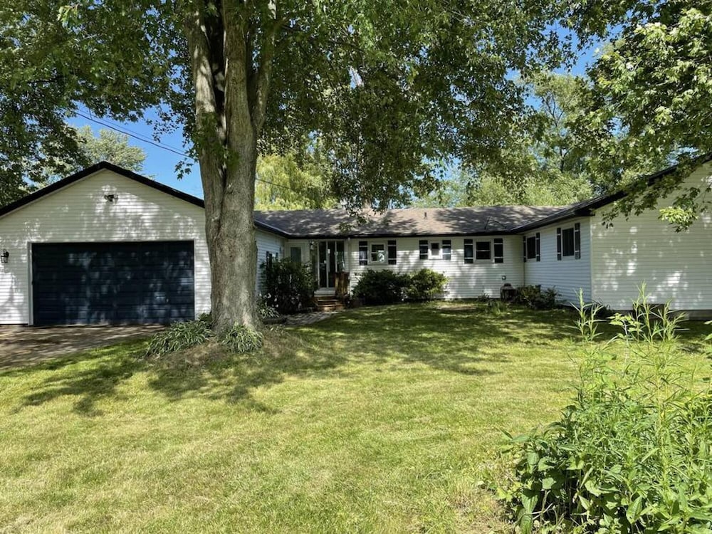 Bungalow by the Bay Spot on Wellers Bay - PEC-0