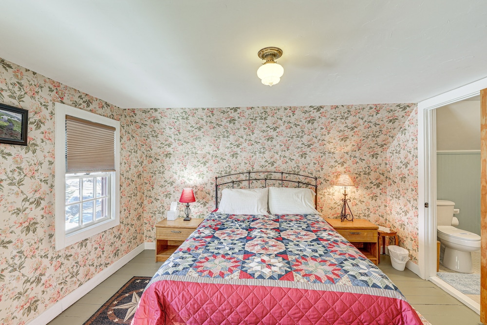 Charming Lovell Farmhouse - 17 Acres w/ Mtn Views!