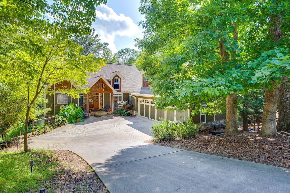 Lake Access: Waleska House w/ Floating Dock! view 4