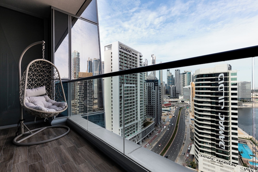 SIMPLY COMFORT Urban Chic Suites in J One Tower City & Canal Views