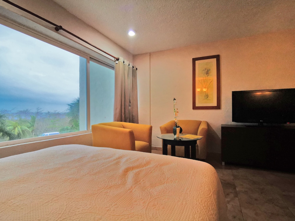 Brisas Beachfront Studios In Hotel Zone