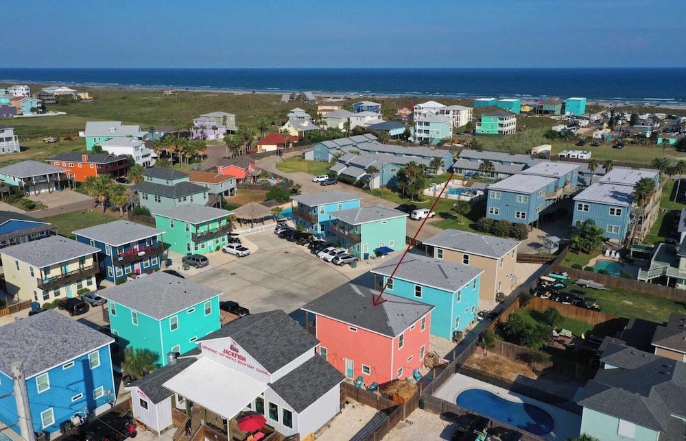 Sleeps 24, 2 Homes Pool, Backyard Tiki Bar, Fire Pit, Cornhole Walk to Beach