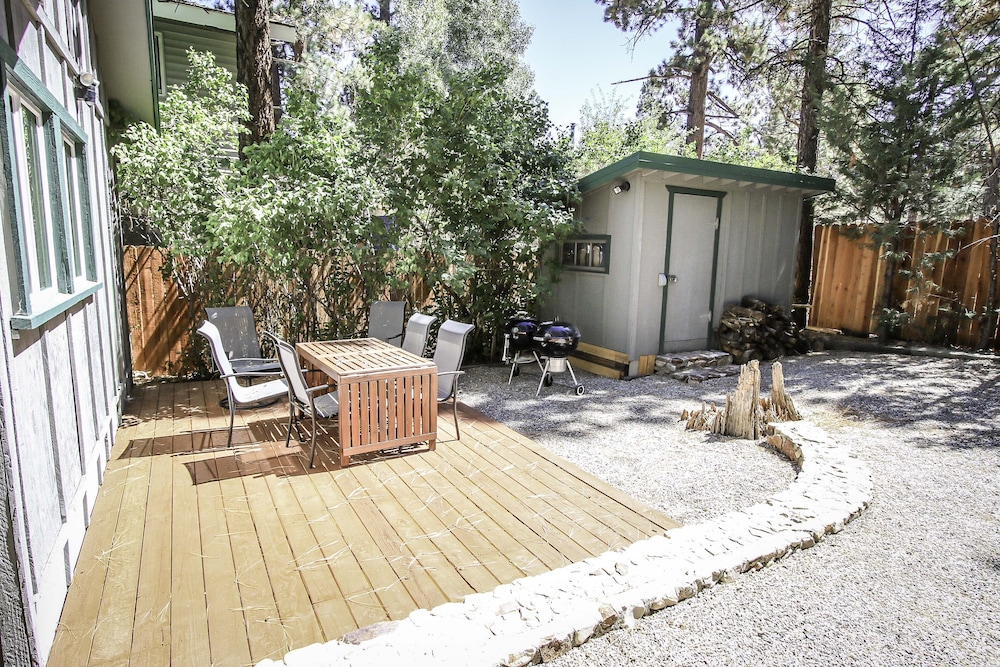 Our Mountain Hideaway 2 Bedroom Home by RedAwning
