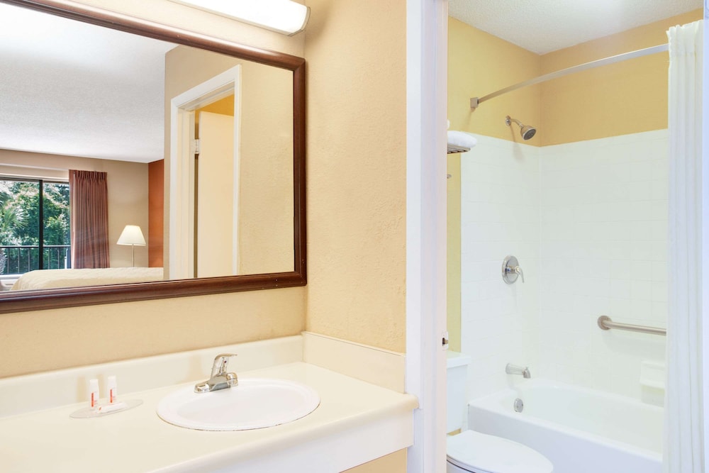Super 8 by Wyndham Defuniak Springs view 4