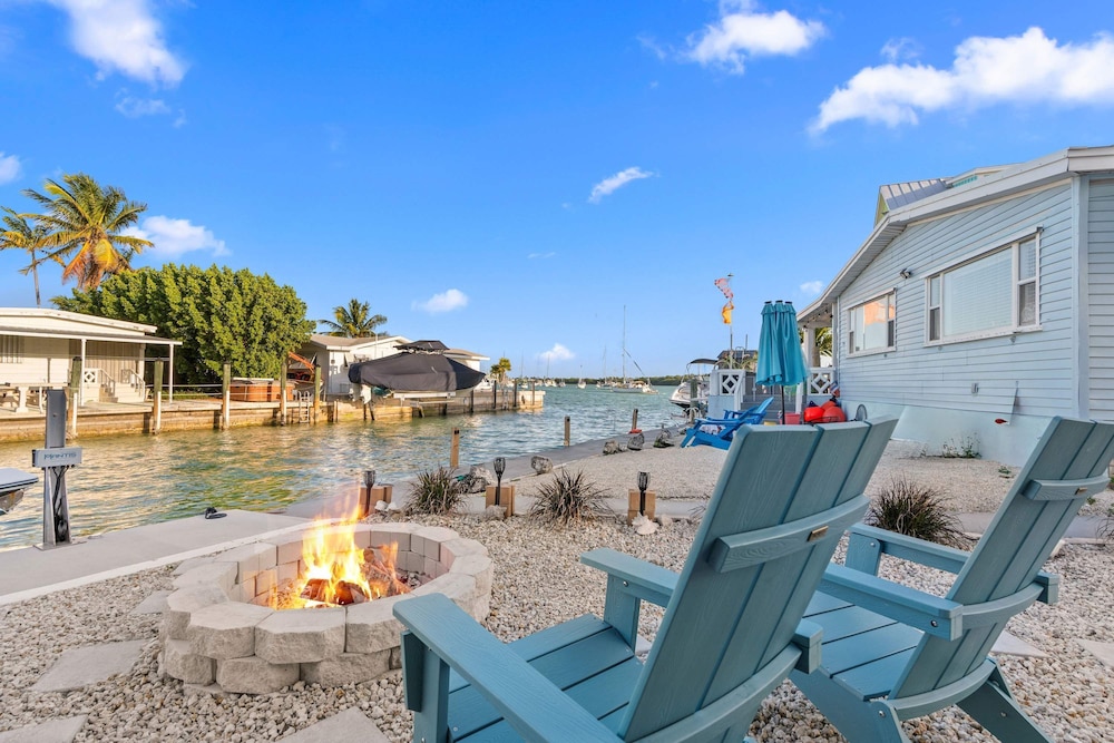 Mermaid Manor Waterfront Haven w Hot Tub Dock