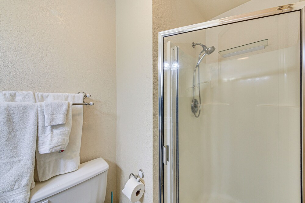 8 Mi to Bonners Ferry: Quiet Getaway w/ Patio