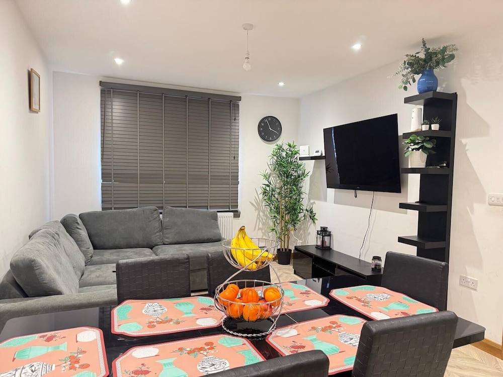 1br-sleeps2-parking-nearlondon-central