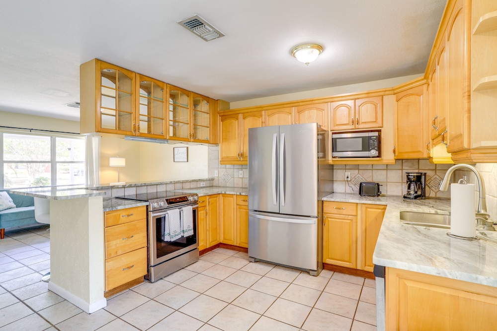 Sunny Kenneth City Vacation Rental w/ Private Pool view 3