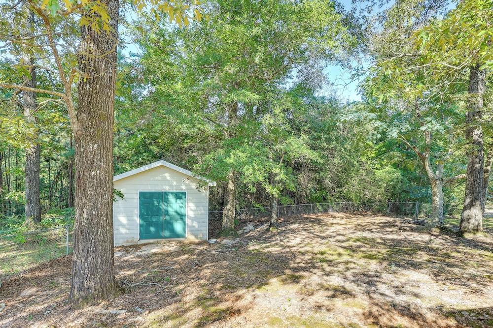 Centrally Located Prattville Home: 2 Mi to Dwtn