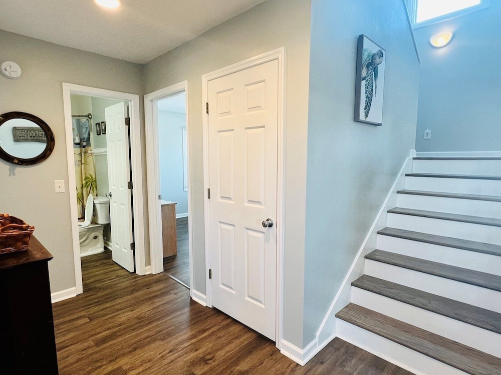 Just Breeze 'n 4 Bedroom Home by RedAwning