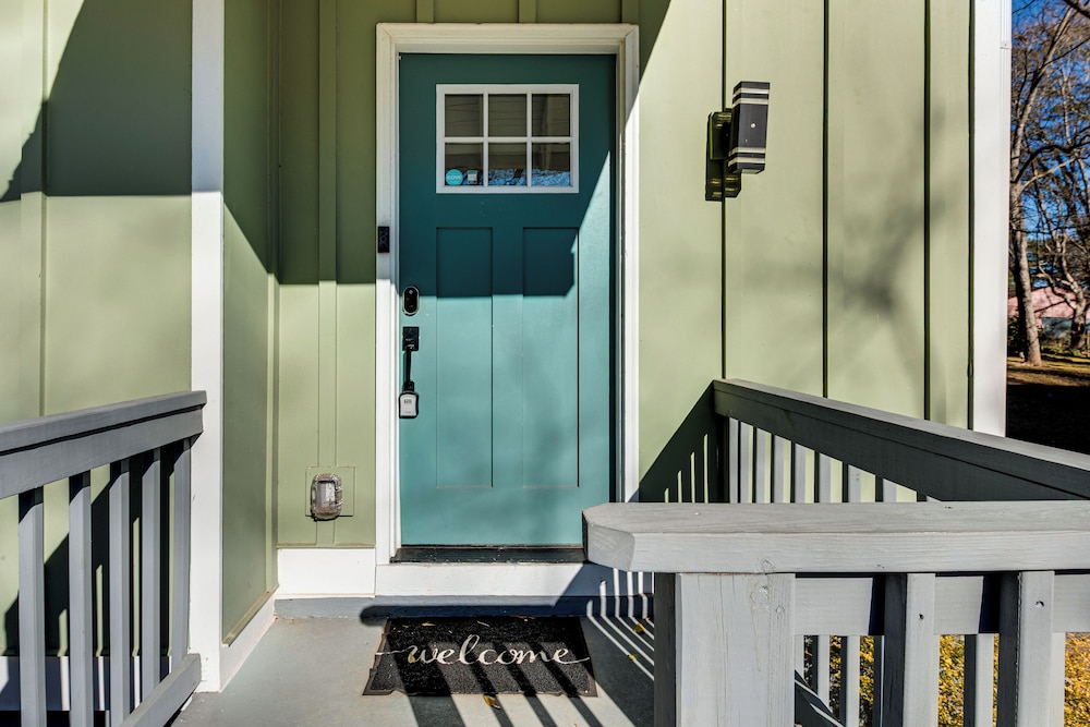 7 Mi to Dtwn Atlanta! Lovely Home w/ Backyard