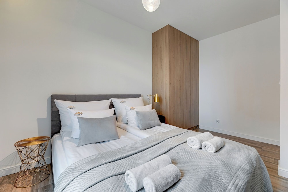 Aura - Riverside & Parking by Downtown Apartments