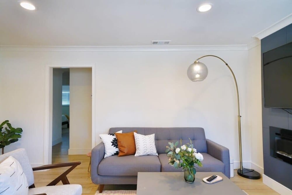 @ Marbella Lane - Vibrant 4BR RWC Ldry + P