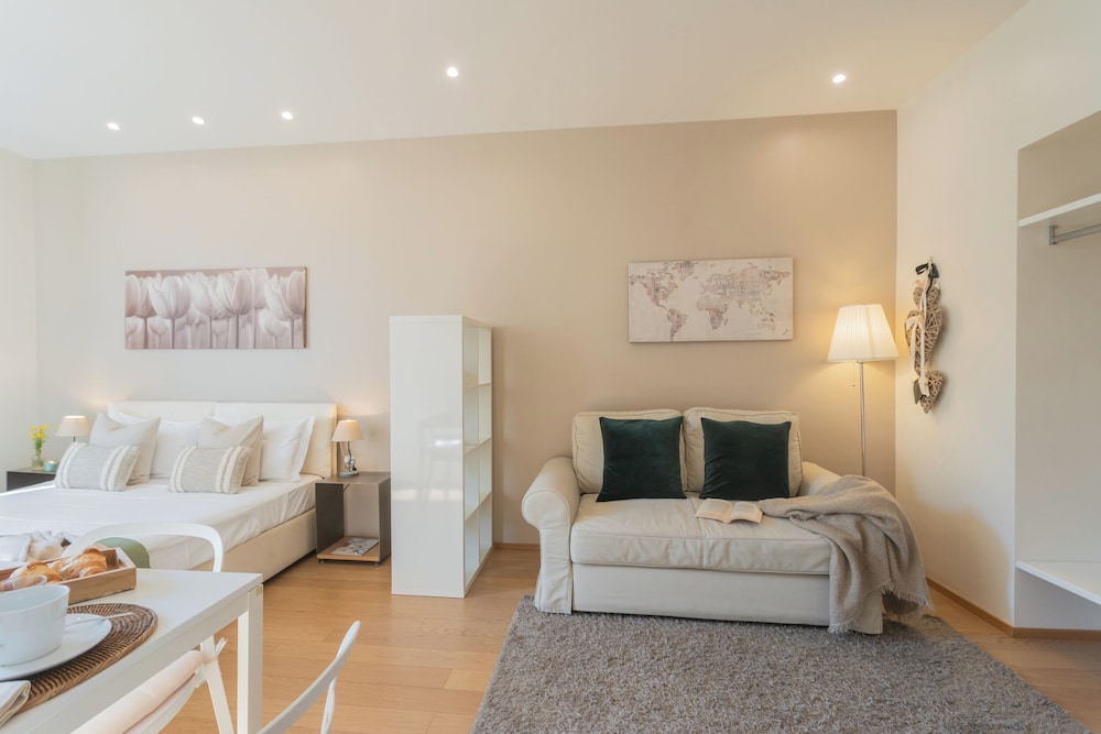 MT Studio by Rent All Como by Rent all Como