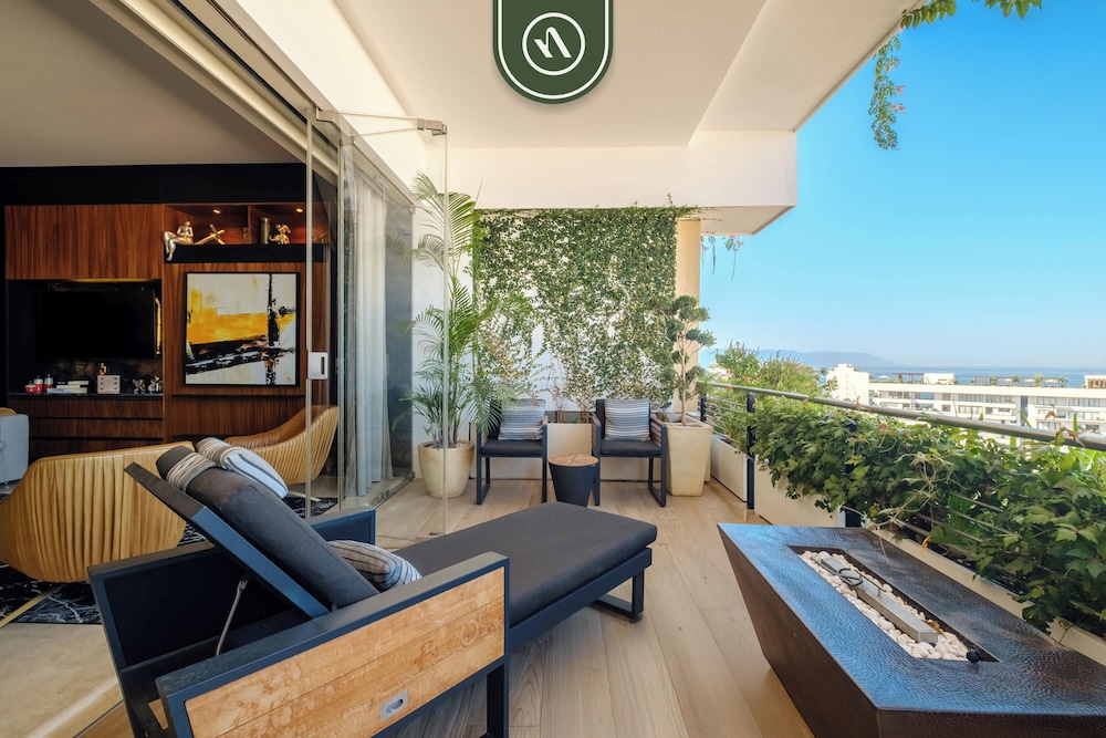 Condo With Balcony - Rooftop Pool With Ocean View