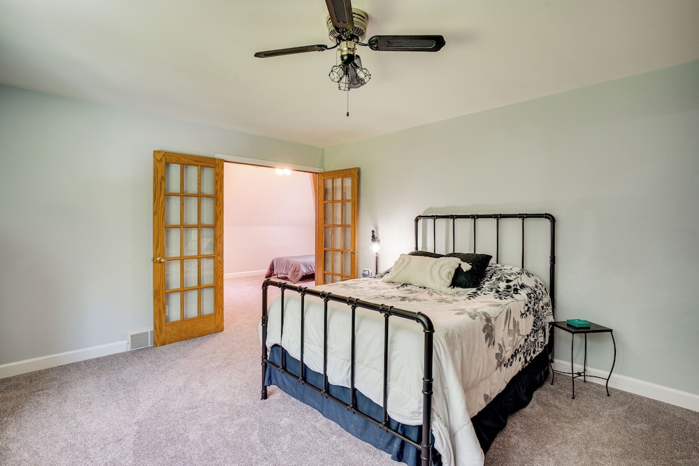 Spacious Family Villa w/ Decks in Chilton!