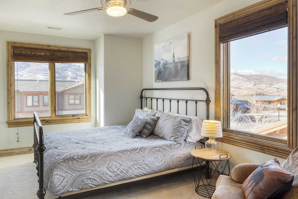 Blue Skies Lakeside Family-friendly Getaway w/ Hot Tub & BBQ