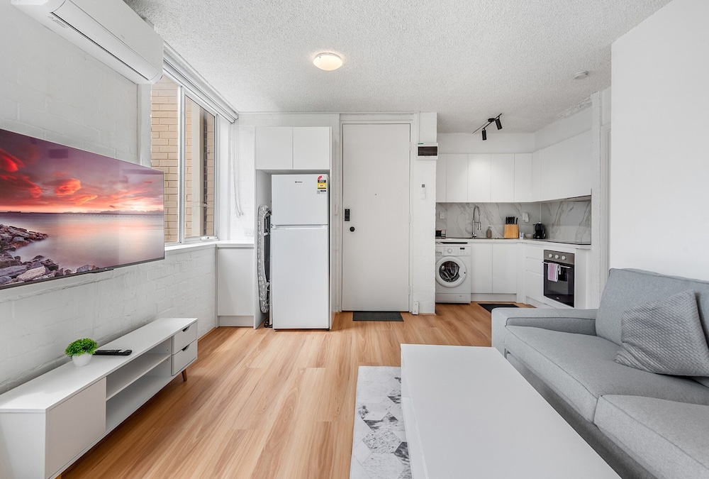Cozy 1BR Stay in South Yarra With Parking & Wi-fi