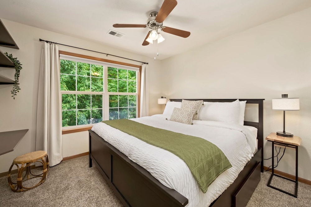 Shady Grove 4 King Beds, Dog Run & Outdoor Fun