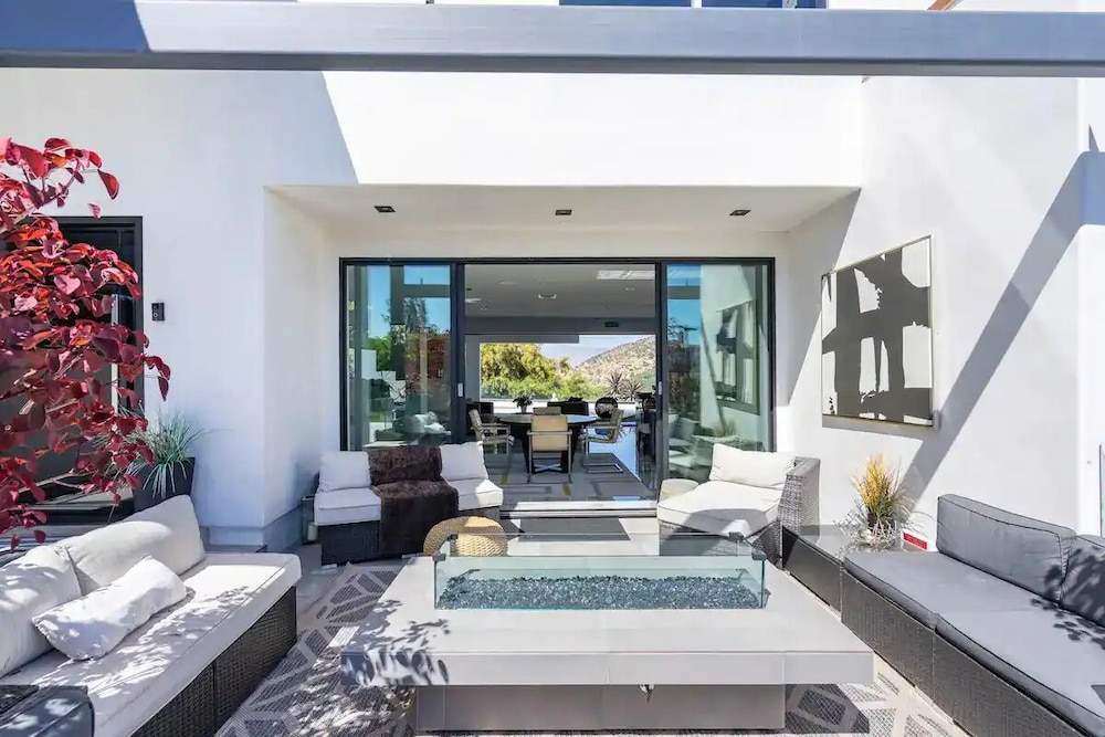 Troy Dr - Sleek & Modern Hollywood Hills Home With Stunning Views