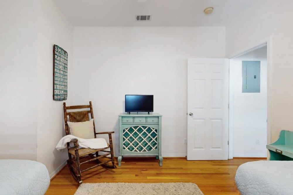 Rileys Retreat - 3BR 2BA Home With Private Pool and Gas Grill!