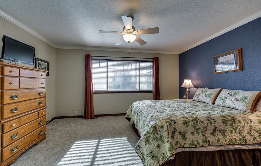 Sue's Deer Retreat - Mountain Views Abound When You Visit Sue's Deer Retreat. Enjoy 3/4 Acres of Space Plus a Fully-Screened Back Deck Perfect for Relaxing view 2