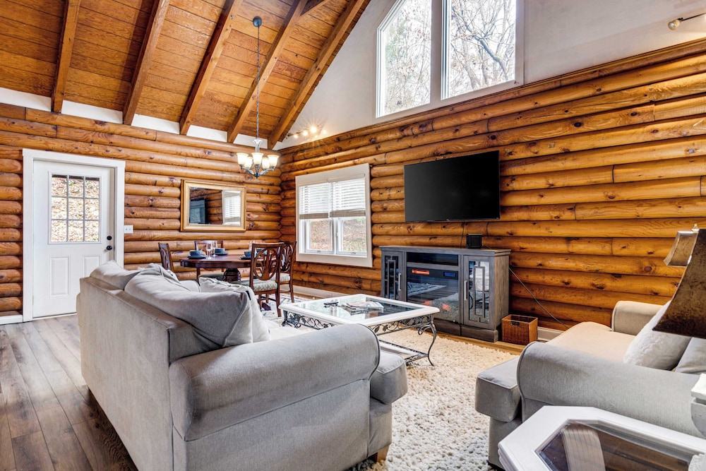 Artful Craftsman Hot Tub, Firepit, and Pond Gatlinburg + National Parks