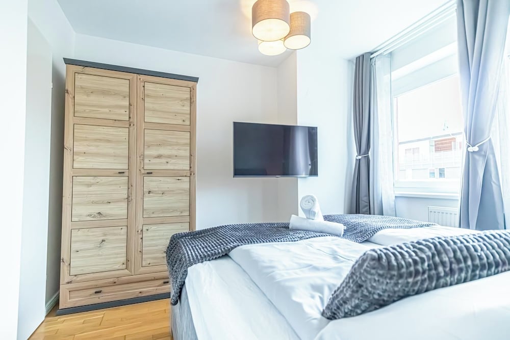 9 Min Metro City Center 1BR 1LR Apt