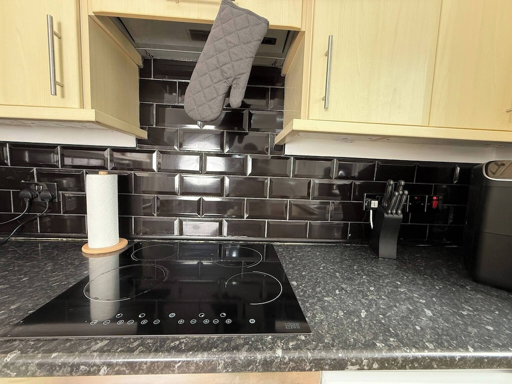Urban Calm Spacious 3-bed Home With Free Parking