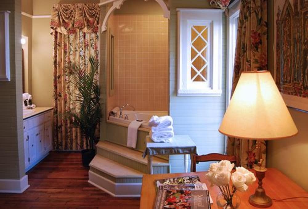 Columbus Vacations - Rothschild-Pound House Inn - Property Image 6