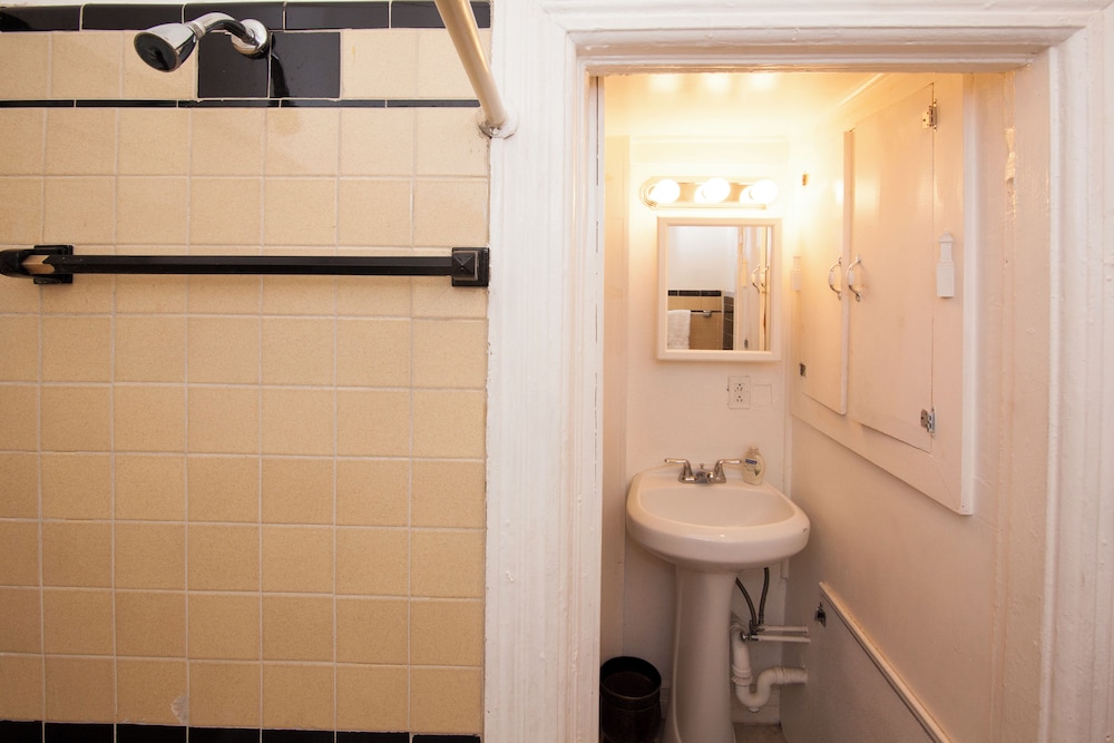 New York City Vacations - Saint Nicholas Inn Guesthouse - Property Image 10