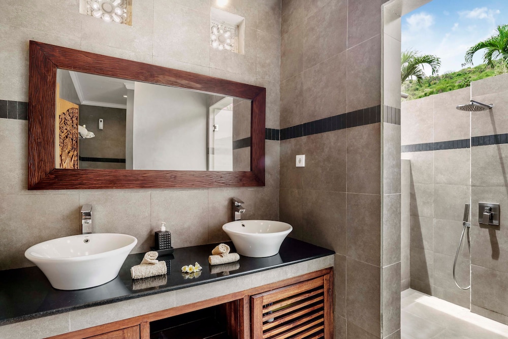 Villa Eden Roc by Alfred in Bali - Luxury Beachfront 3BR Villa With Infinity Pool Amed