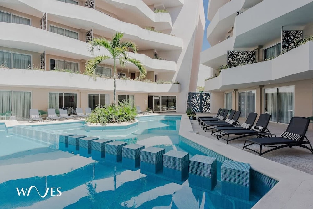 Pool View 1 Br Steps Away From the Beach