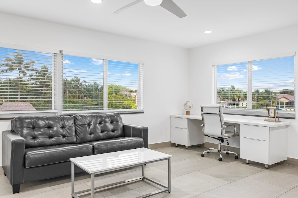 Unique Retreat - Unit D: Cool 2nd-floor Retreat